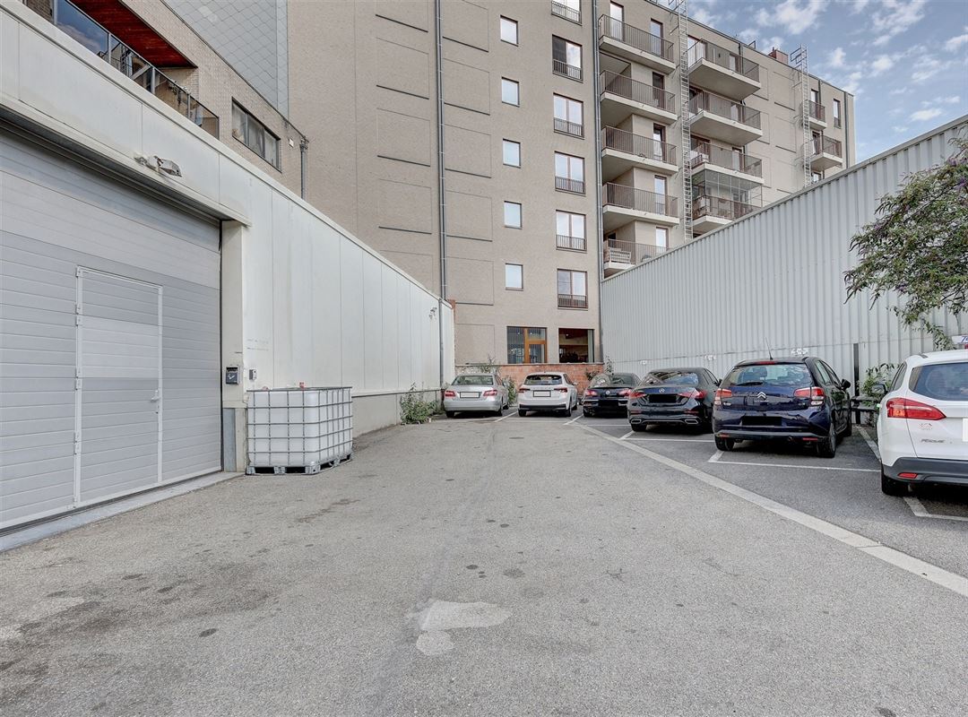 Kantoor/opslagruimte met 4 staanplaatsen te huur in Antwerpen