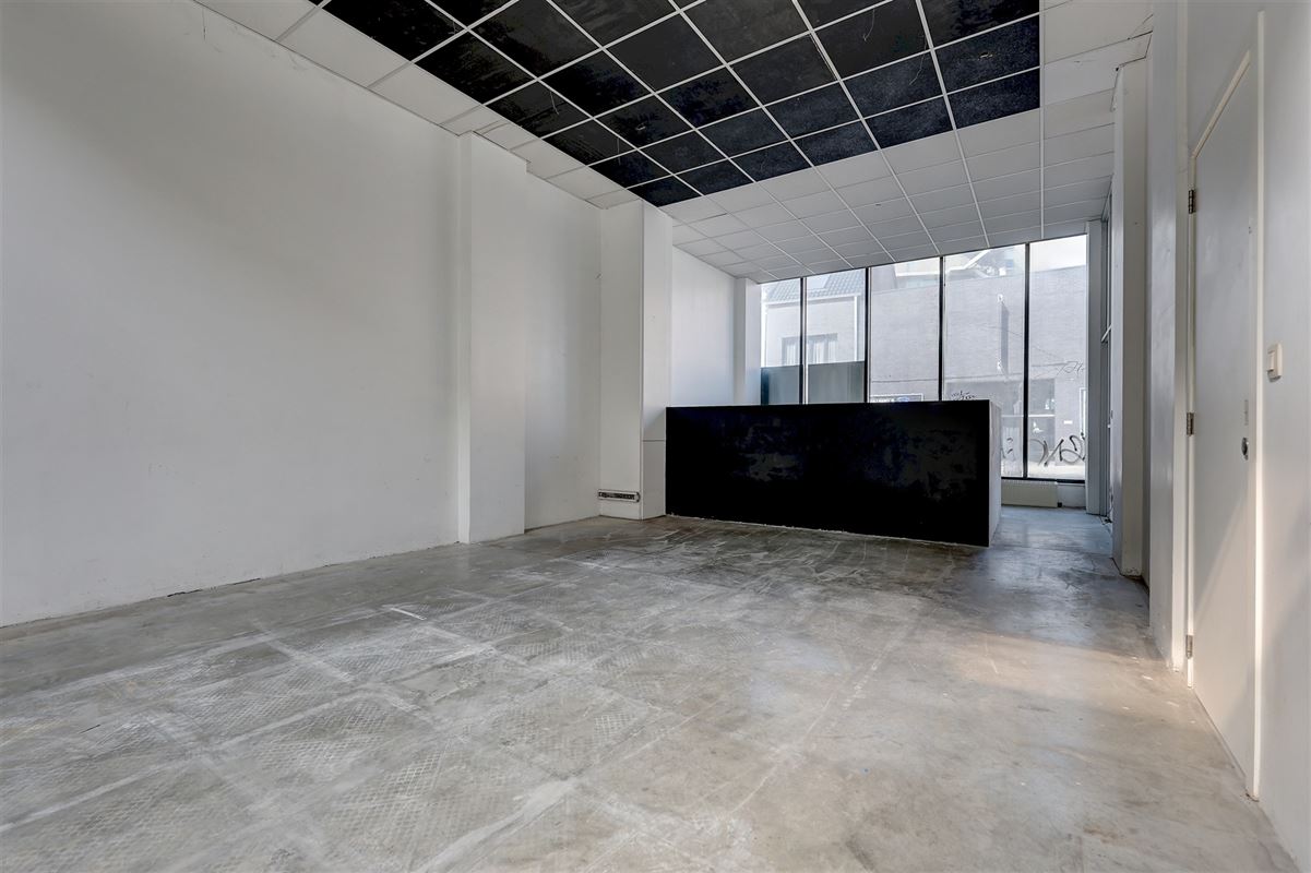 Kantoor/opslagruimte met 4 staanplaatsen te huur in Antwerpen