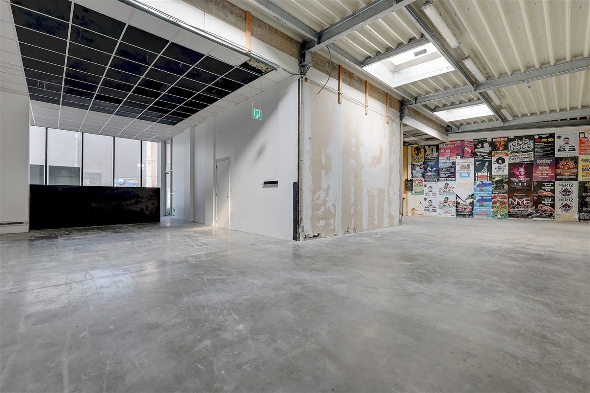 Kantoor/opslagruimte met 4 staanplaatsen te huur in Antwerpen
