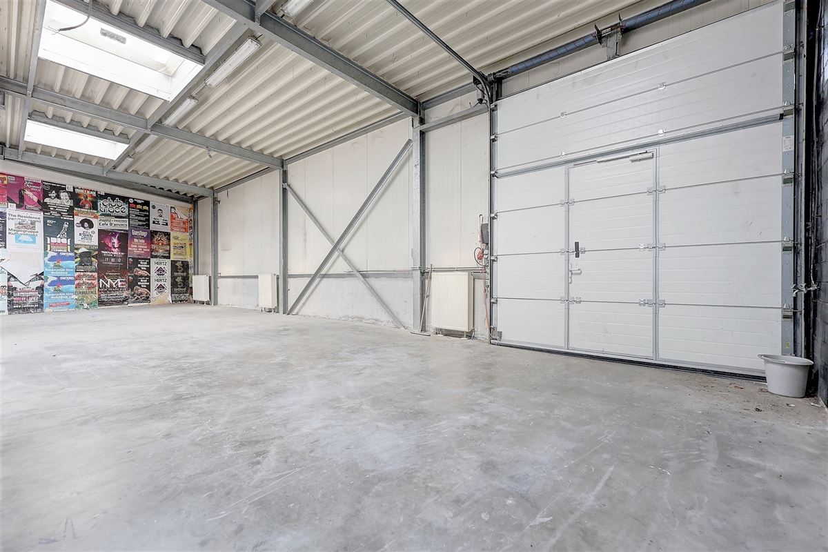 Kantoor/opslagruimte met 4 staanplaatsen te huur in Antwerpen