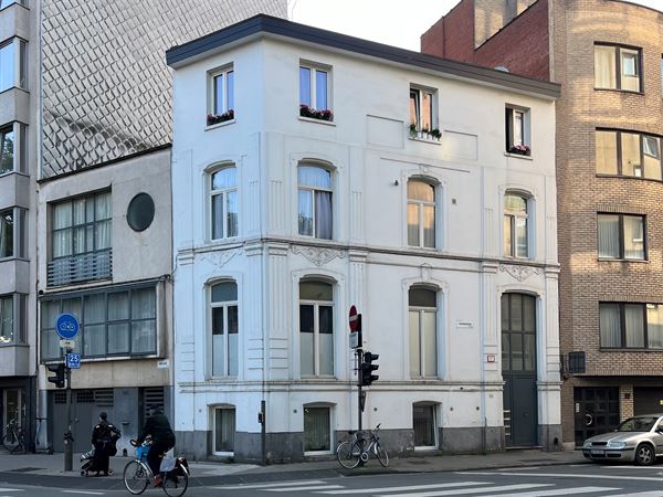 Opbrengsteigendom met 3 geacht vergunde appartementen centrum Antwerpen