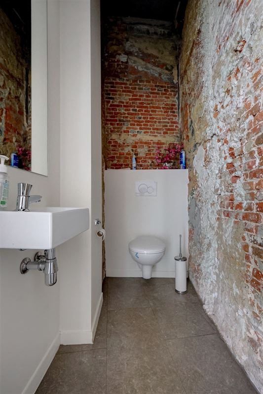 Handelspand op uitstekende ligging in de Jezusstraat te huur