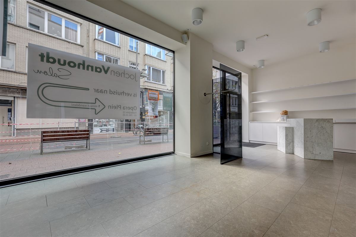Handelspand op uitstekende ligging in de Jezusstraat te huur