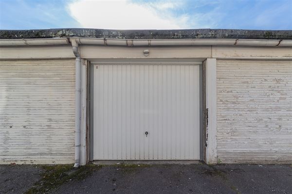 Overdekte autostaanplaats vlakbij centrum Wilrijk
