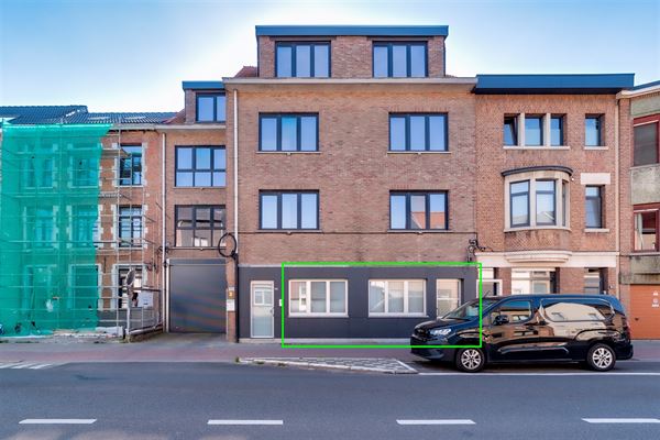 Gelijkvloers 2 slk appartement met terras en mog P