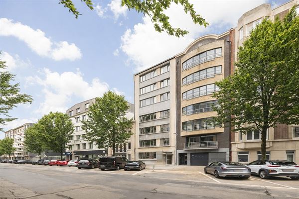 Gerenoveerd appartement met 2-3 slaapkamers en terras