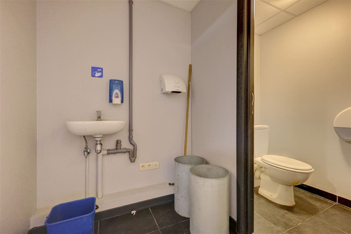 Handelsgelijkvloers op uitstekende ligging in Wilrijk te huur