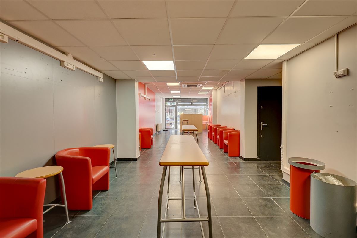 Handelsgelijkvloers op uitstekende ligging in Wilrijk te huur