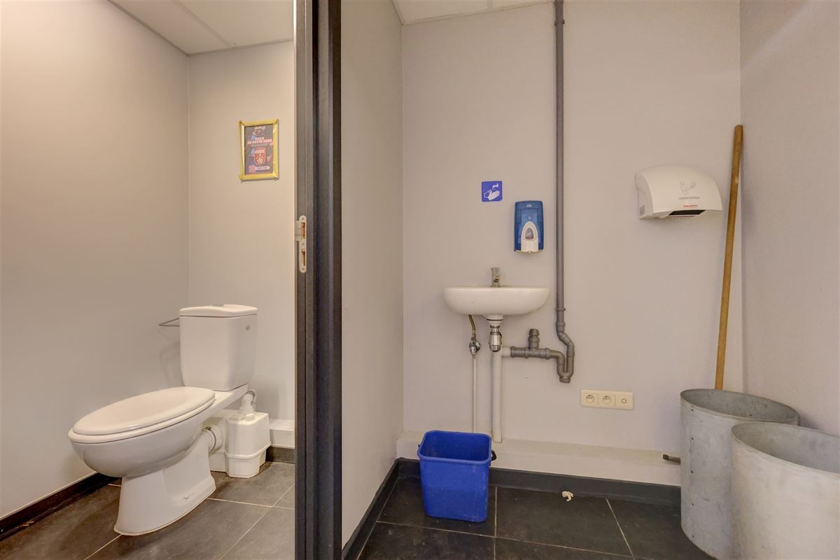 Handelsgelijkvloers op uitstekende ligging in Wilrijk te huur