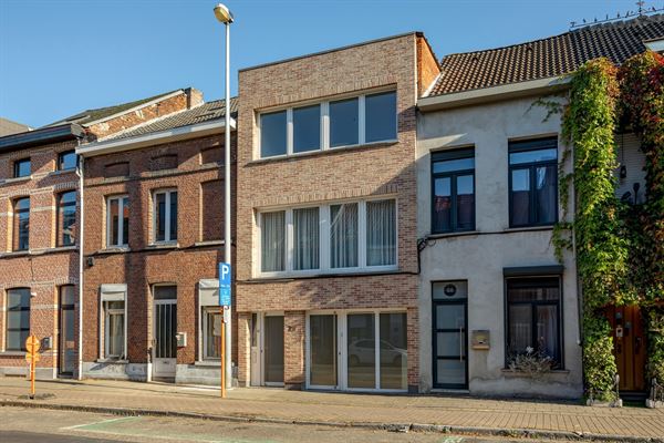 Woning met drie slaapkamers en commerciële ruimte