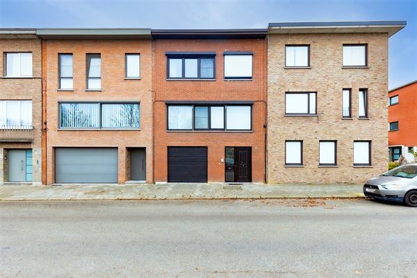 Ruime woning met 4 slpk, W-tuin en garage