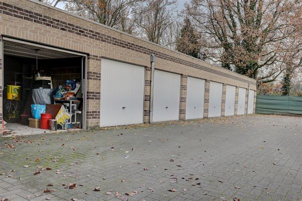 Ruime garagebox in Burcht