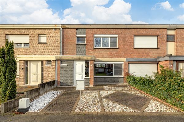 Op te frissen woning met drie slaapkamers en garage