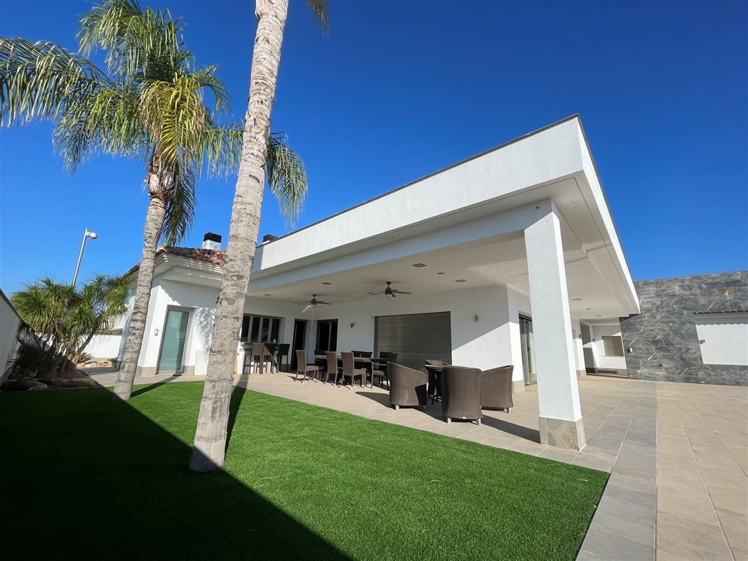 Prachtige villa met 5 slk | 6 badk | zwembad | ondergrondse garage