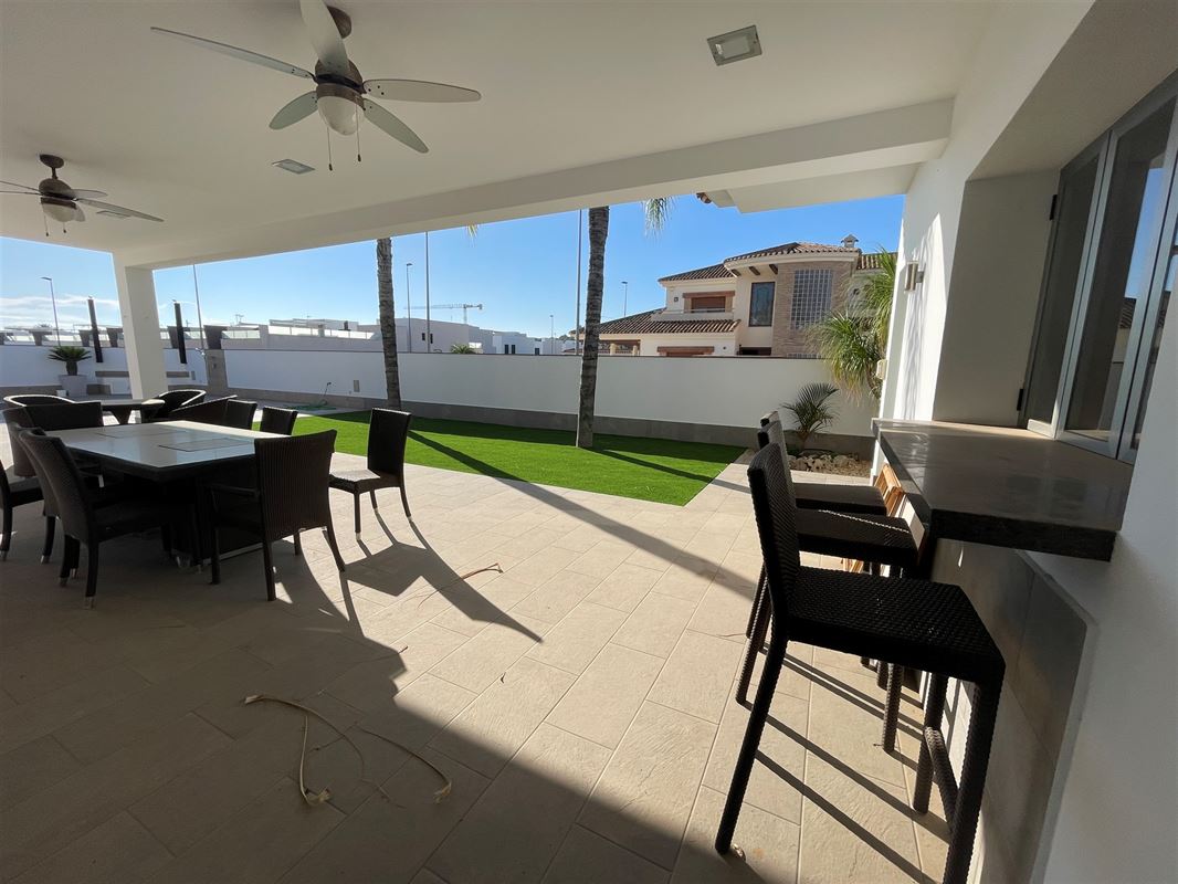 Prachtige villa met 5 slk | 6 badk | zwembad | ondergrondse garage