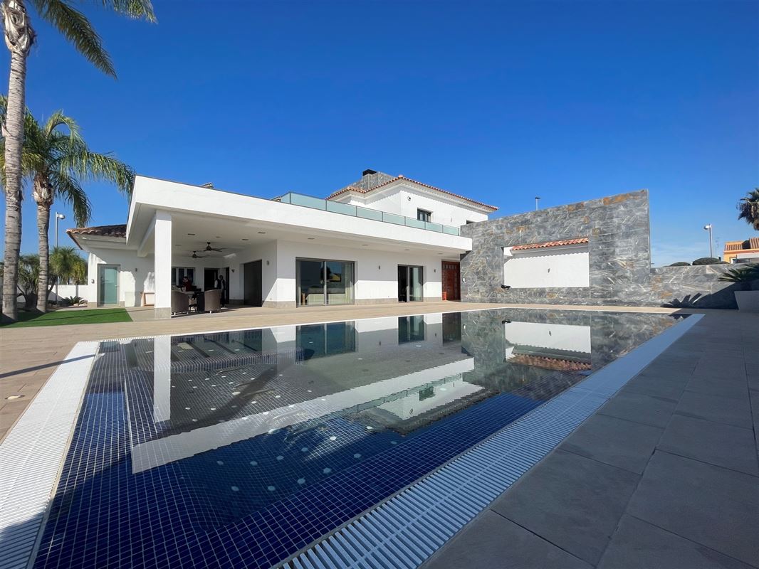 Prachtige villa met 5 slk | 6 badk | zwembad | ondergrondse garage