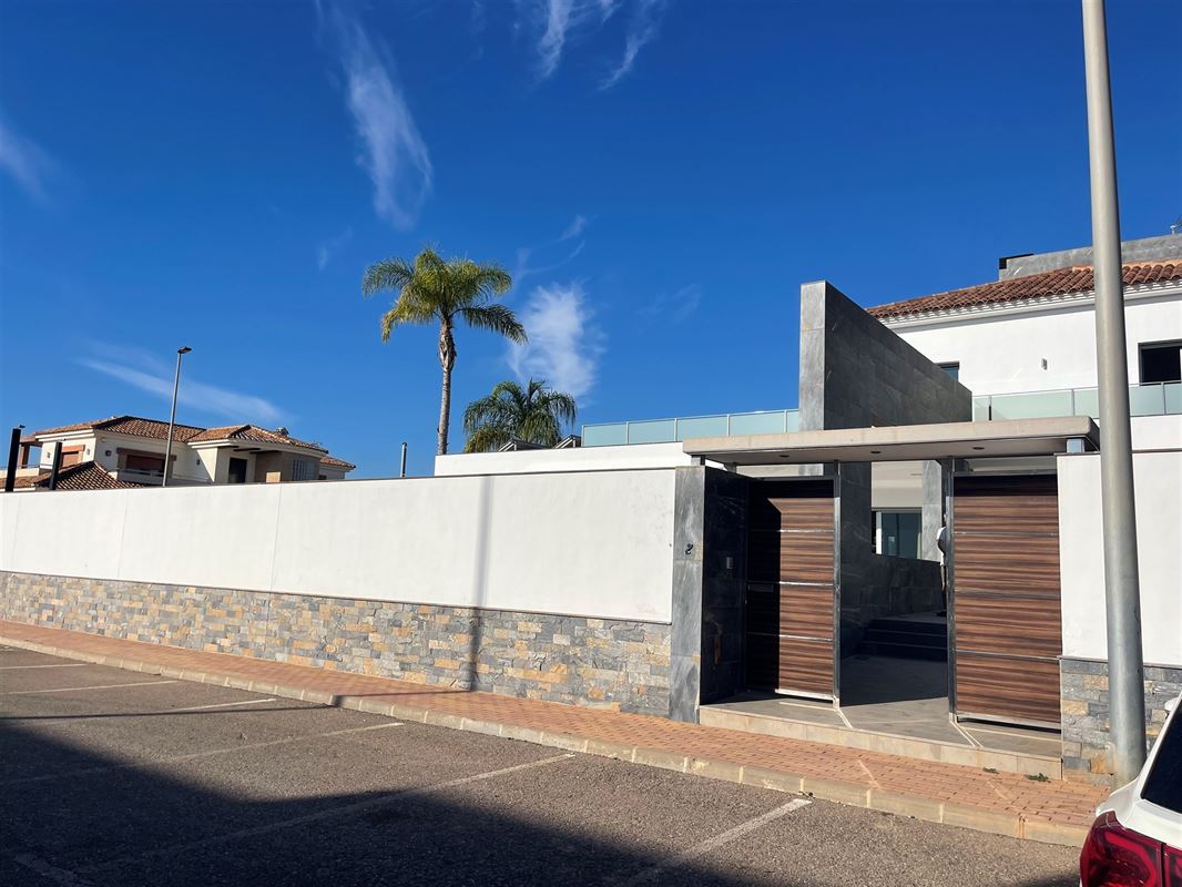 Prachtige villa met 5 slk | 6 badk | zwembad | ondergrondse garage