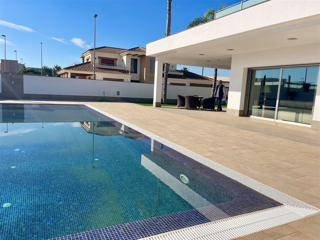 Prachtige villa met 5 slk | 6 badk | zwembad | ondergrondse garage