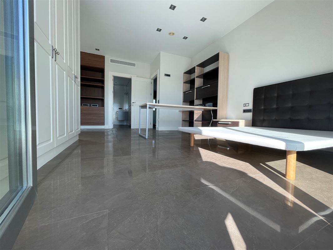 Prachtige villa met 5 slk | 6 badk | zwembad | ondergrondse garage