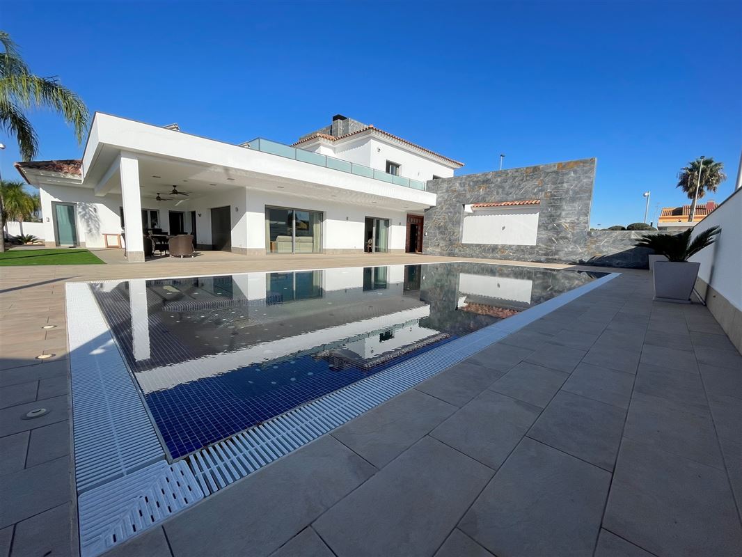 Prachtige villa met 5 slk | 6 badk | zwembad | ondergrondse garage