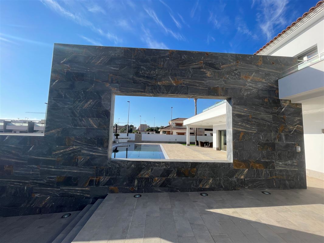 Prachtige villa met 5 slk | 6 badk | zwembad | ondergrondse garage