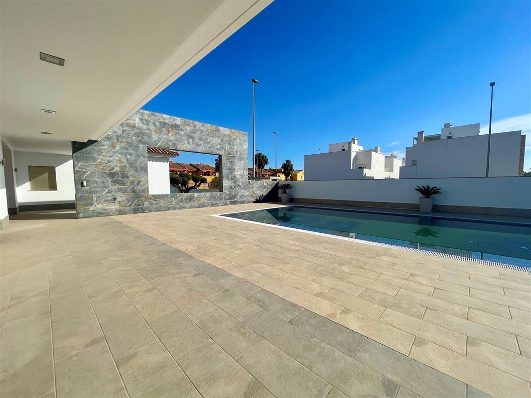 Prachtige villa met 5 slk | 6 badk | zwembad | ondergrondse garage