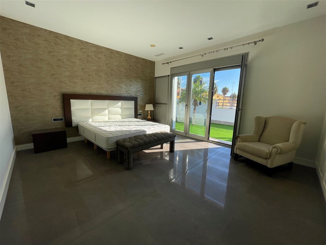 Prachtige villa met 5 slk | 6 badk | zwembad | ondergrondse garage