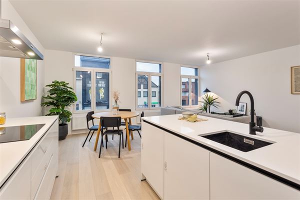 Prachtig gerenoveerd 2 slk appt + zuidterras + mog P