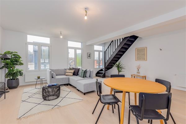 Prachtig gerenoveerd penthouse appt + zuidterras + mog P