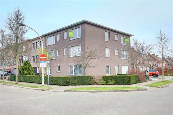 Lichtrijk appartement met 2 slpks, terras en garage met oprit