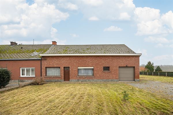 Te renoveren halfopen bebouwing met tuin en garage