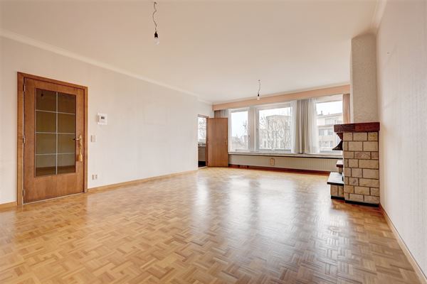 Lichtrijk en ruim appartement pal in het centrum van Wilrijk