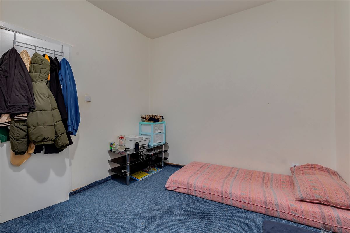 Ruime op te frissen woning met mog 4-5 slk te Berchem