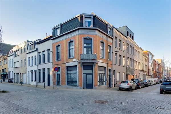 Ruime op te frissen woning met mog 4-5 slk te Berchem