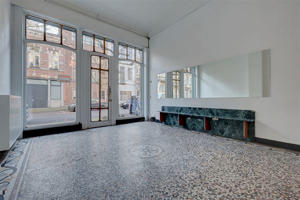 Handelsgelijkvloers met authentieke elementen op een centrale locatie te Verbondstraat
