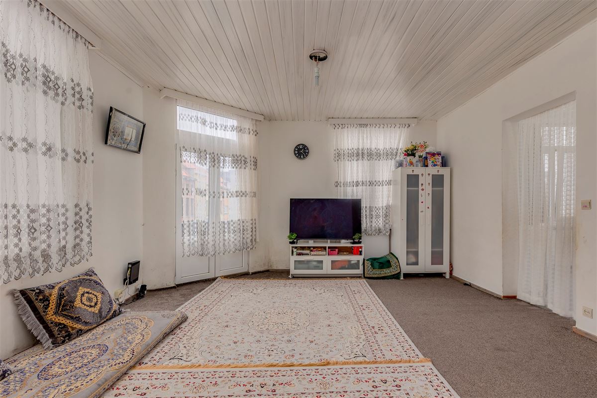 Ruime op te frissen woning met mog 4-5 slk te Berchem