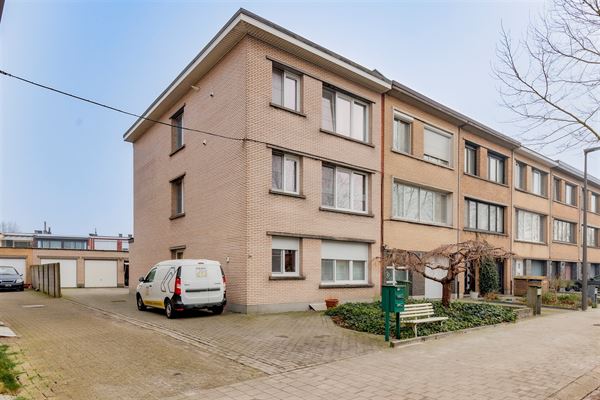 Vergund betonnen appartementsgebouw bestaande uit 3 verhuurde appartementen + 3 garageboxen in Merksem!