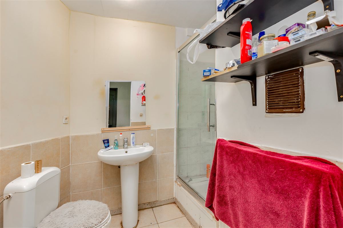 Hoekpand bestaande uit handelsglvl + 6 appartementen