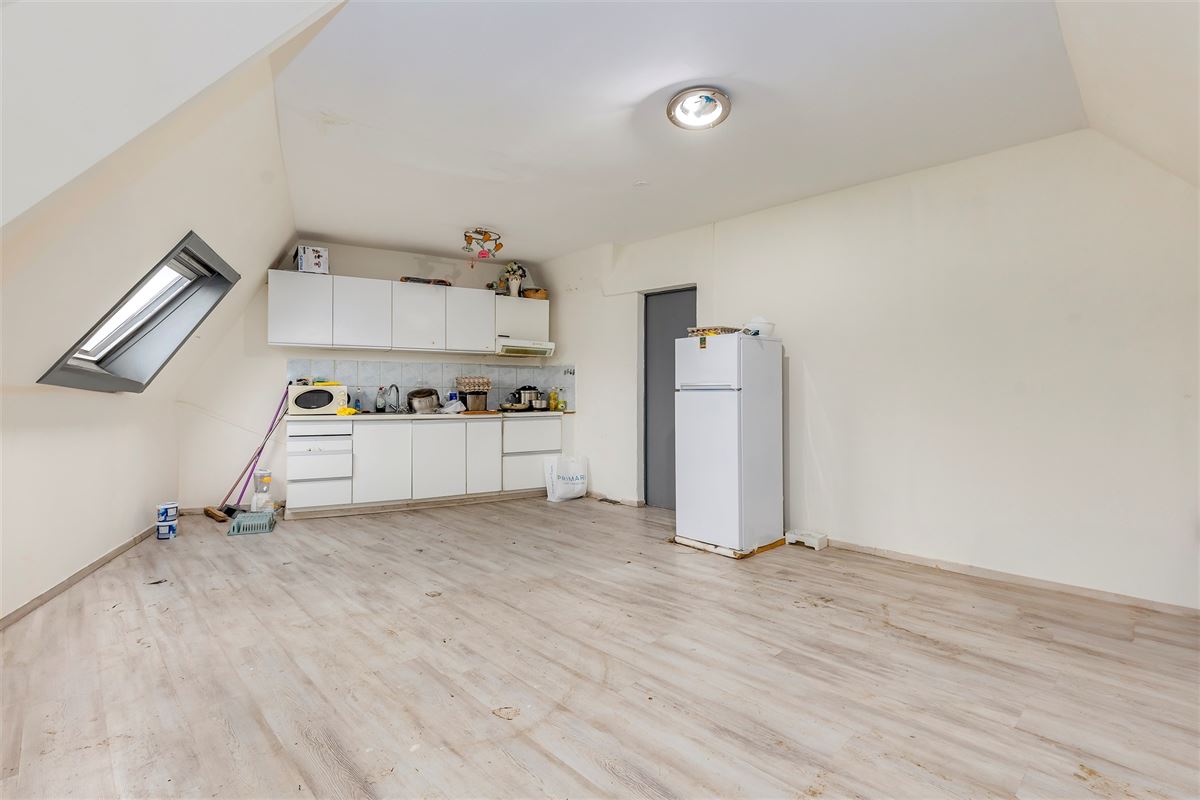 Hoekpand bestaande uit handelsglvl + 6 appartementen