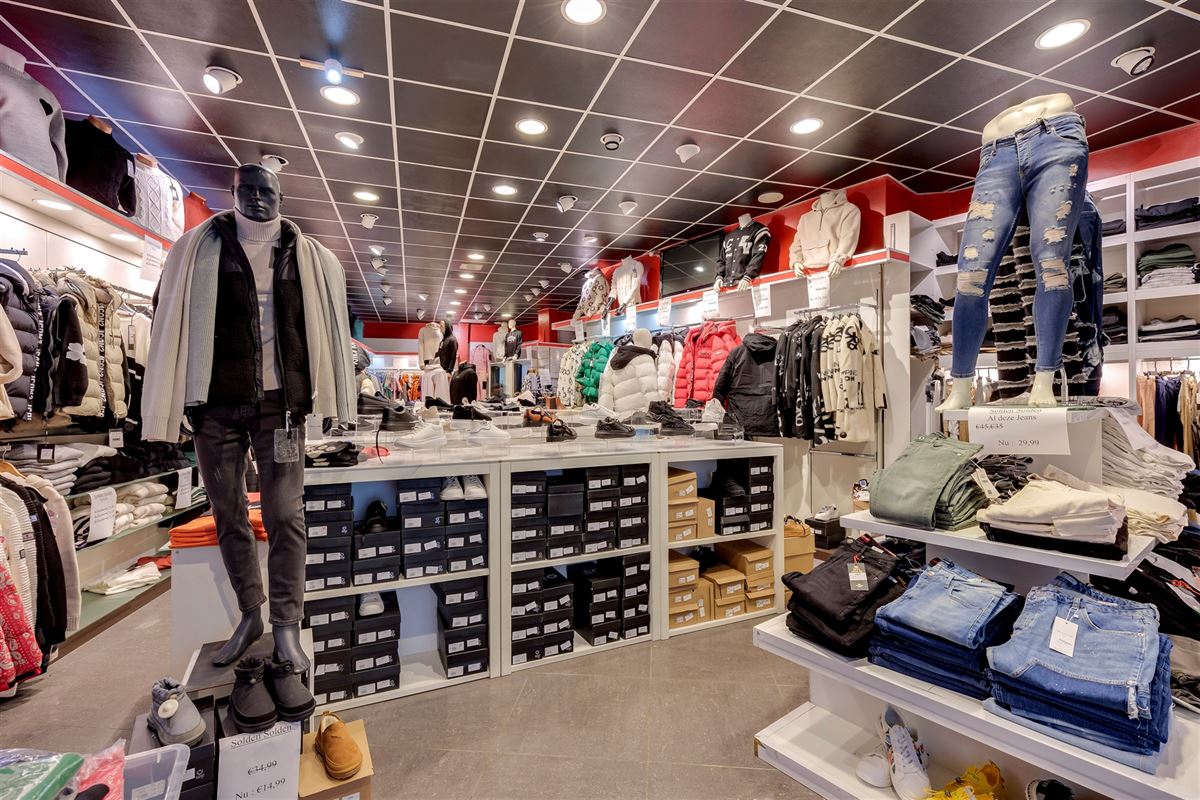 Hoekpand bestaande uit handelsglvl + 6 appartementen