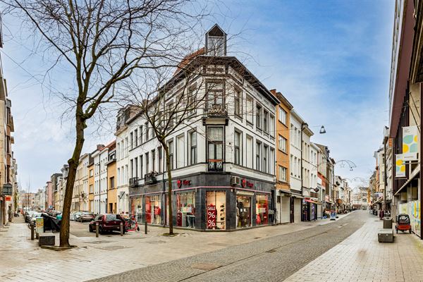 Hoekpand bestaande uit handelsglvl + 6 appartementen