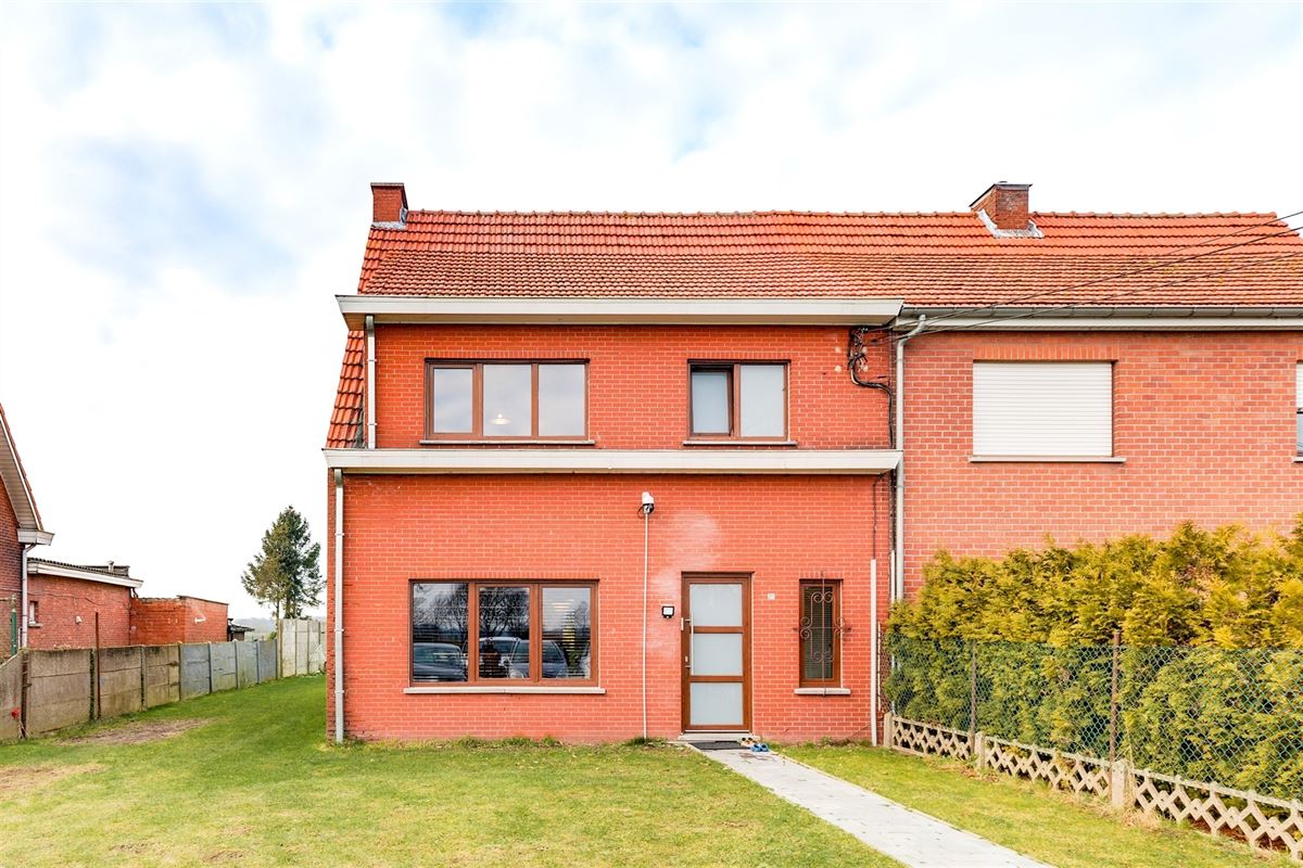 Stijlvolle gerenoveerde halfopen bebouwing met tuin en 3 slaapkamers in Oostmalle