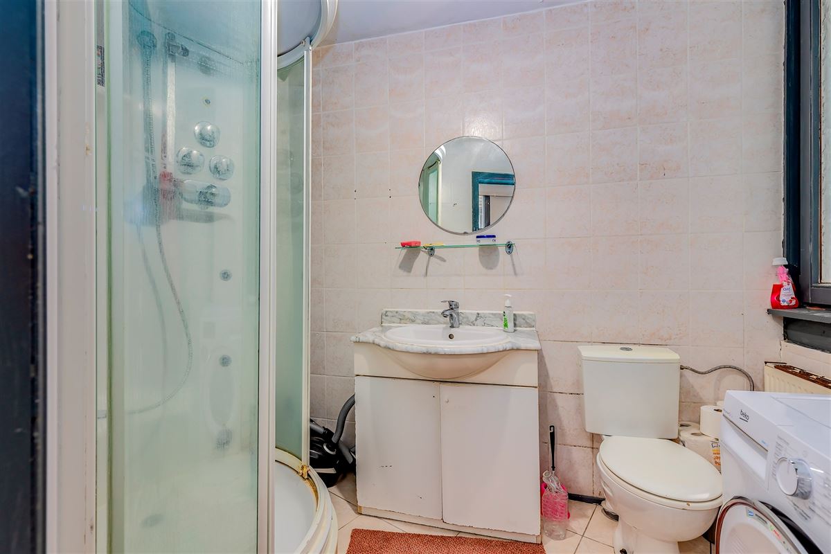 Hoekpand bestaande uit handelsglvl + 6 appartementen