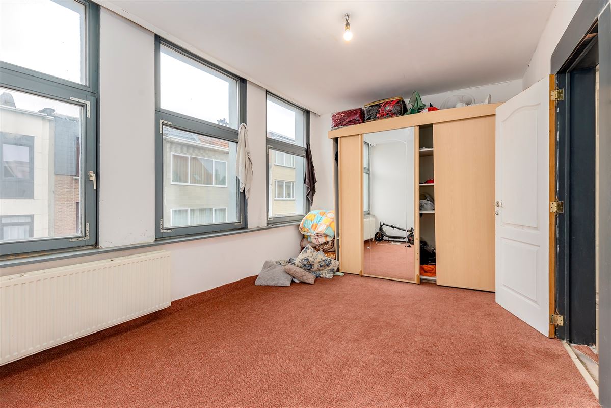 Hoekpand bestaande uit handelsglvl + 6 appartementen