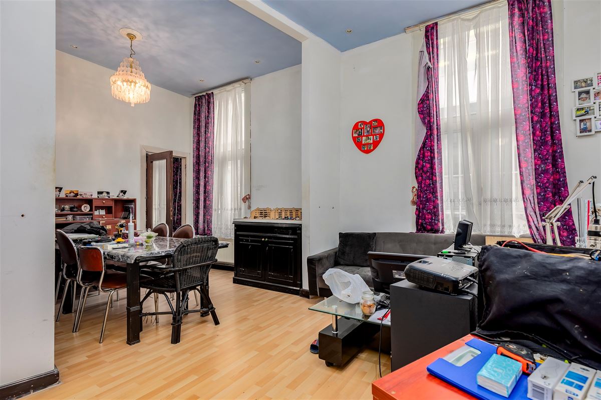 Hoekpand bestaande uit handelsglvl + 6 appartementen