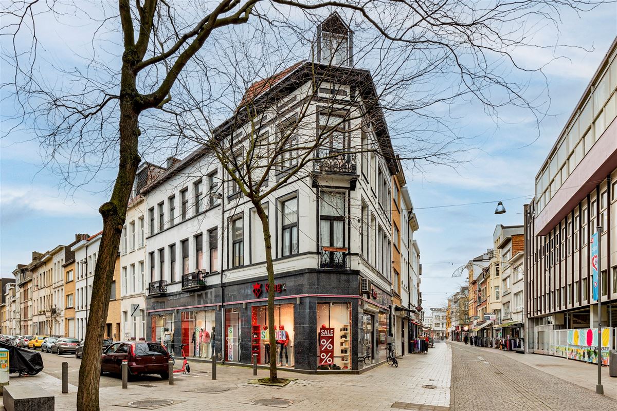 Hoekpand bestaande uit handelsglvl + 6 appartementen