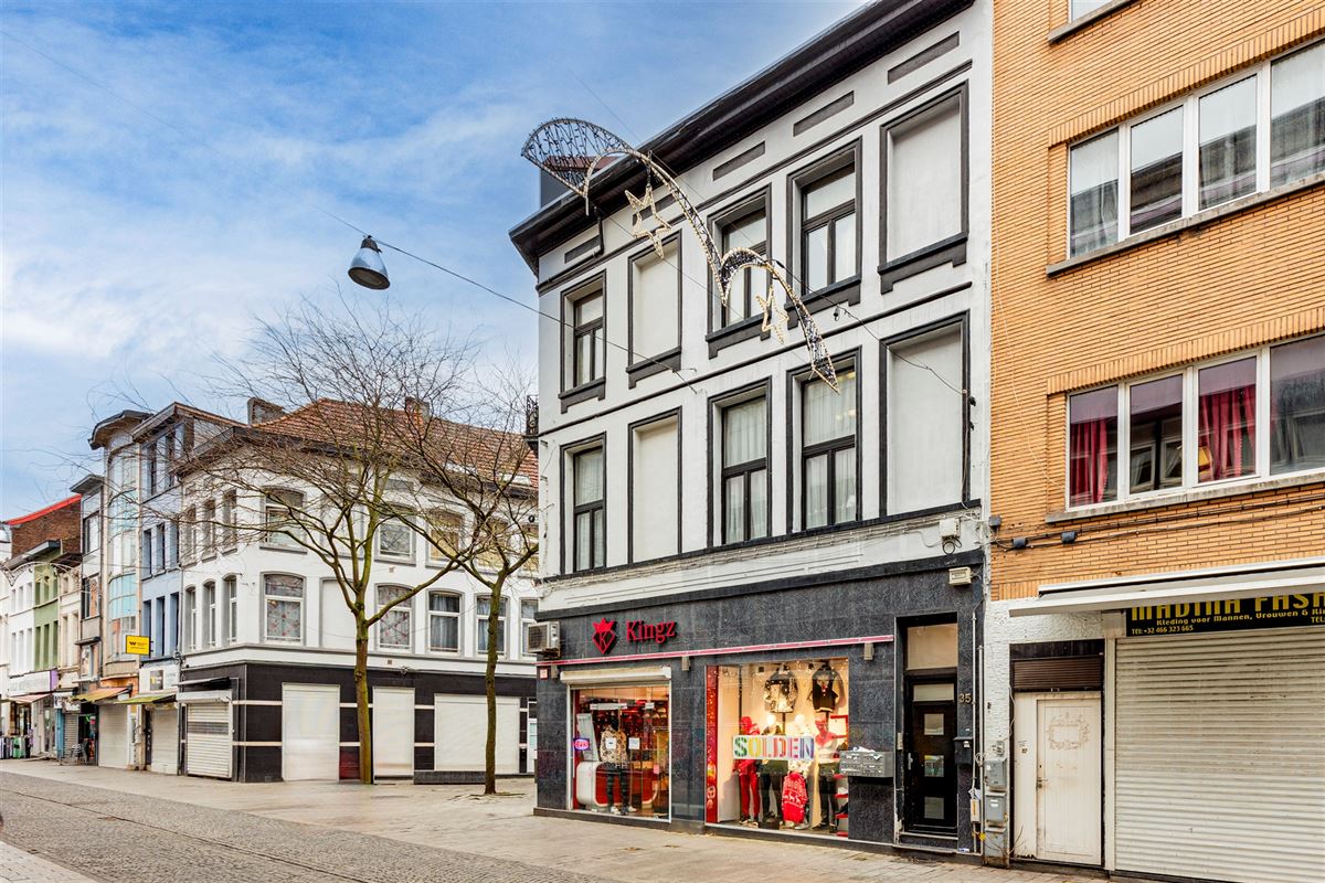 Hoekpand bestaande uit handelsglvl + 6 appartementen