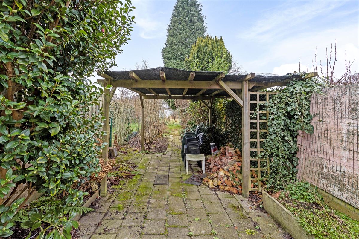 Te renoveren huis met tuin (266m²) grens Hove Mortsel