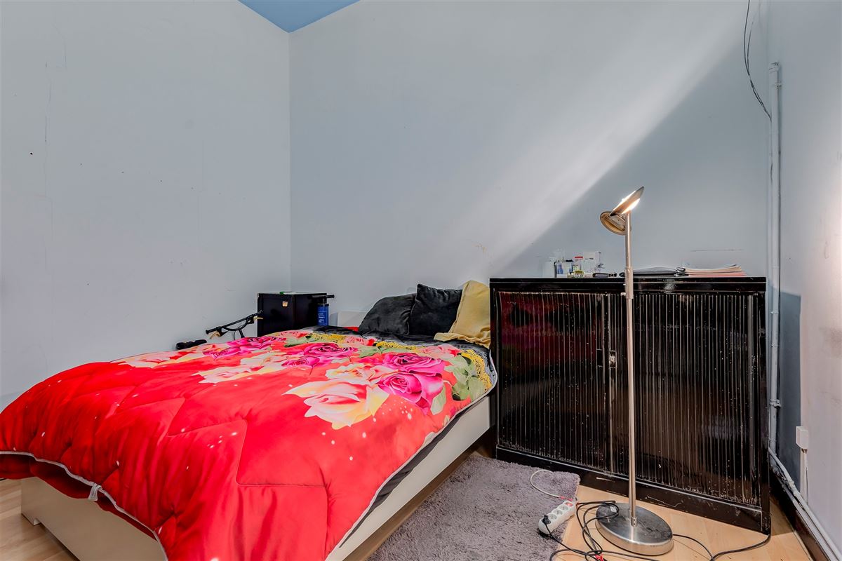 Hoekpand bestaande uit handelsglvl + 6 appartementen
