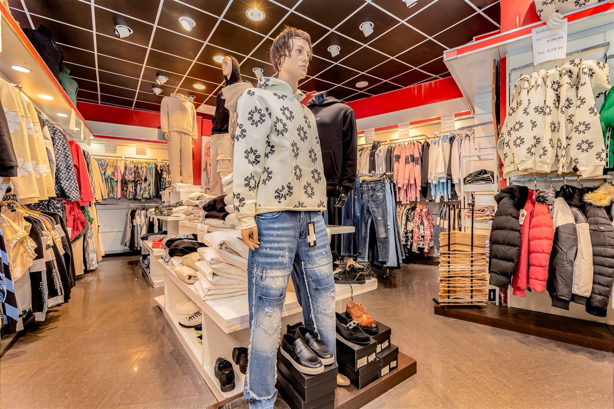Hoekpand bestaande uit handelsglvl + 6 appartementen